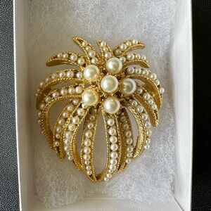 Pin, gold tone with pearls